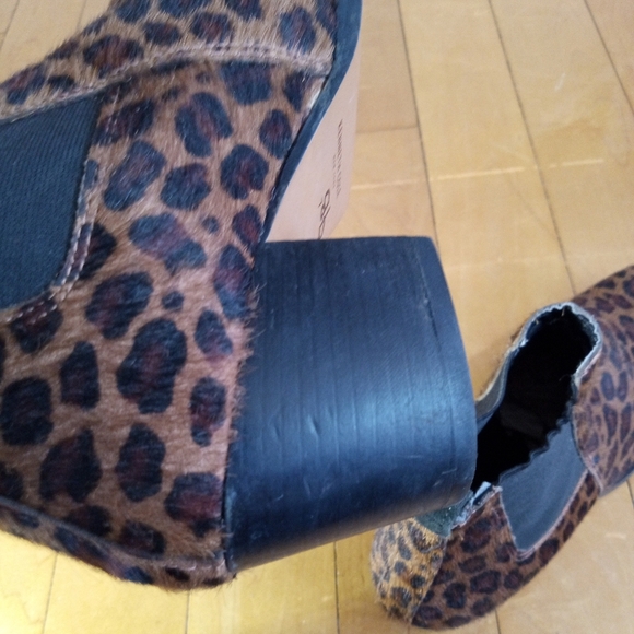 Kenneth Cole Russie Horse hair ankle booties in cheetah print women's size 7 - Picture 11 of 16